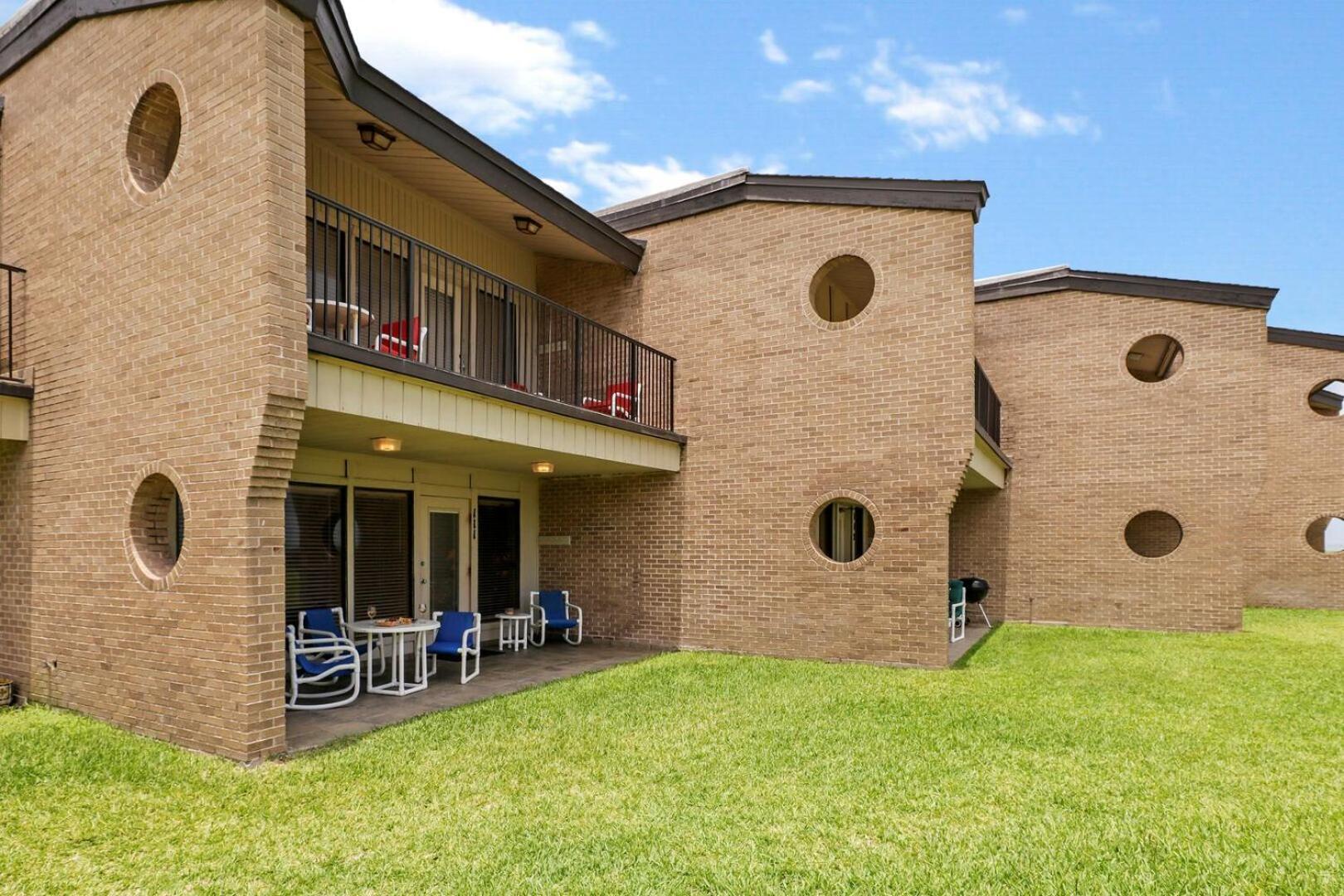 Ground Floor Beachfront Beauty! Steps To The Beach And Pool South Padre Island Room photo