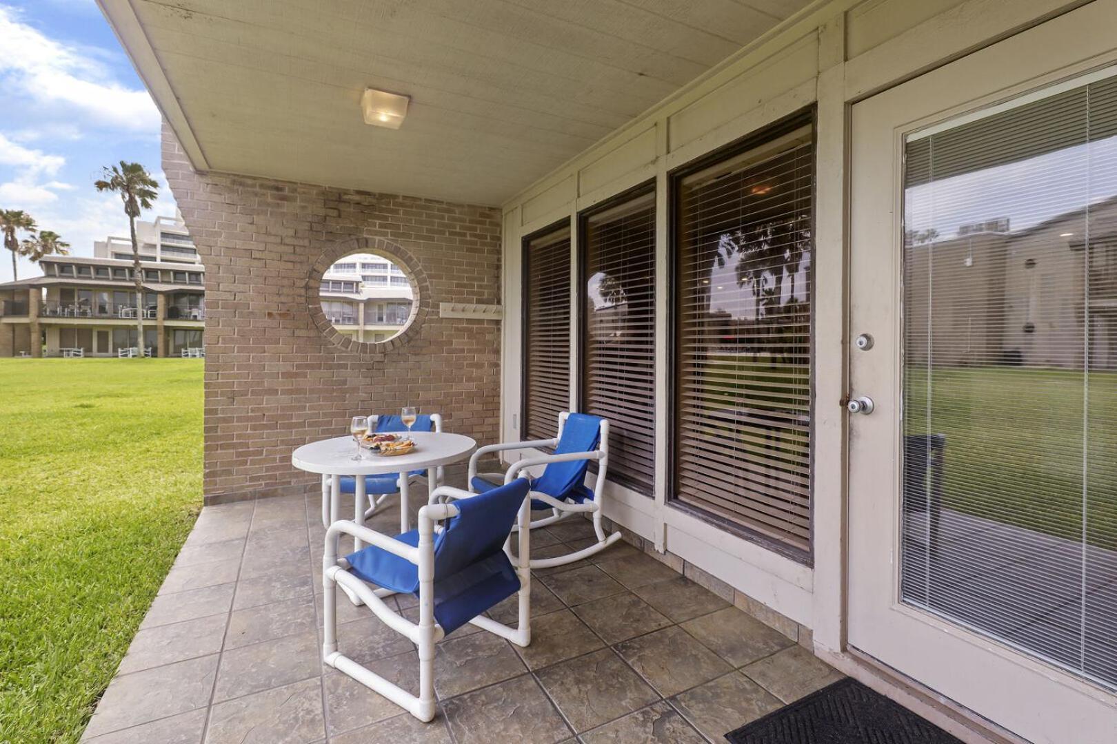 Ground Floor Beachfront Beauty! Steps To The Beach And Pool South Padre Island Room photo