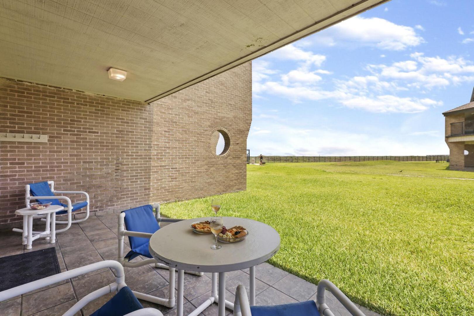 Ground Floor Beachfront Beauty! Steps To The Beach And Pool South Padre Island Room photo